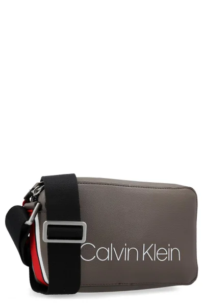 Crossbody kabelka COLLEGIC SMALL Calvin Klein bronzově hnědý